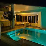 Villa Huge Mansion With Spa, Pool, Steam,bar, Cinema